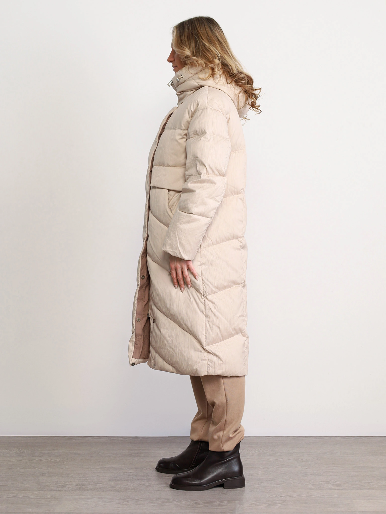 Пуховик бежевого цвета с капюшоном